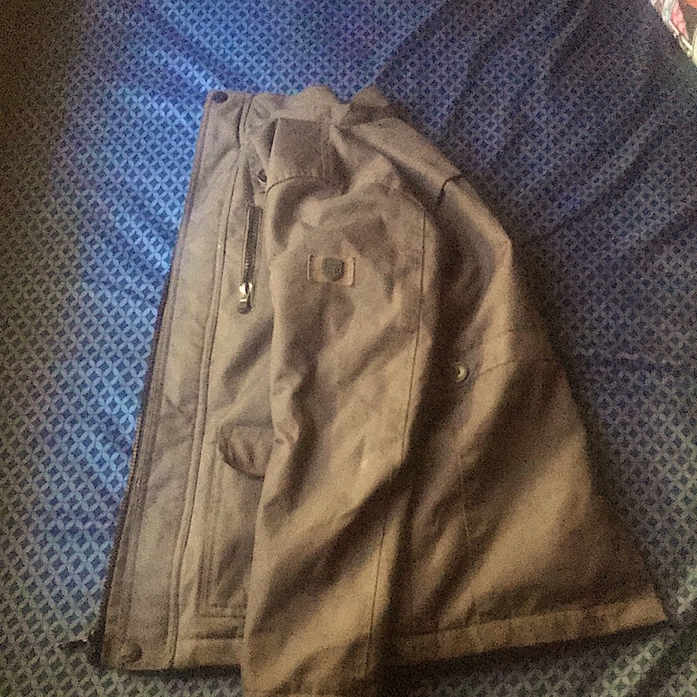 I’m selling a Urban Republic coat,The color is grey.